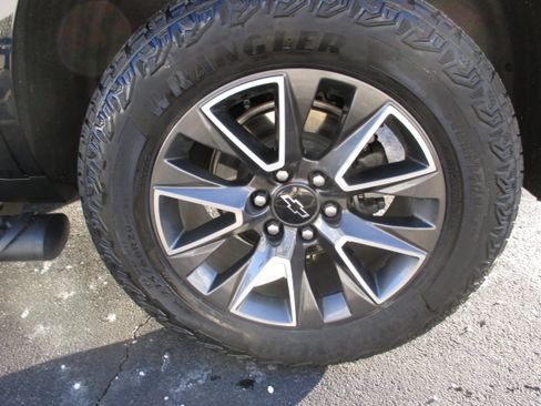 Used 2023 Chevrolet Tahoe Z71 w/ Luxury Package image 9