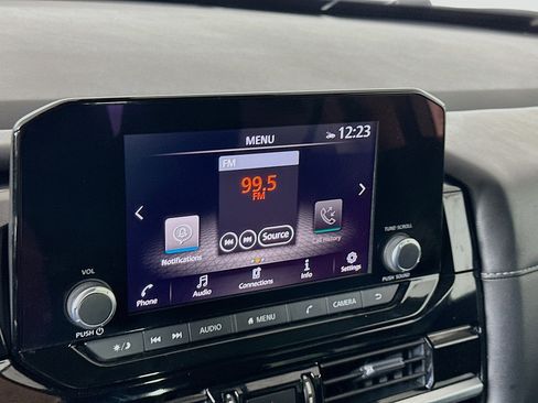 Used 2025 Nissan Pathfinder SV image 19