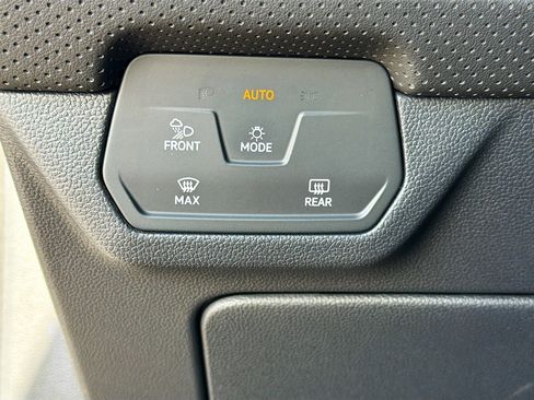 Used 2025 Volkswagen Atlas Cross Sport SE image 33