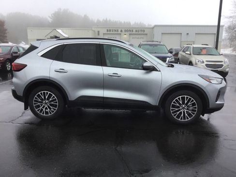 Used 2023 Ford Escape SE image 2