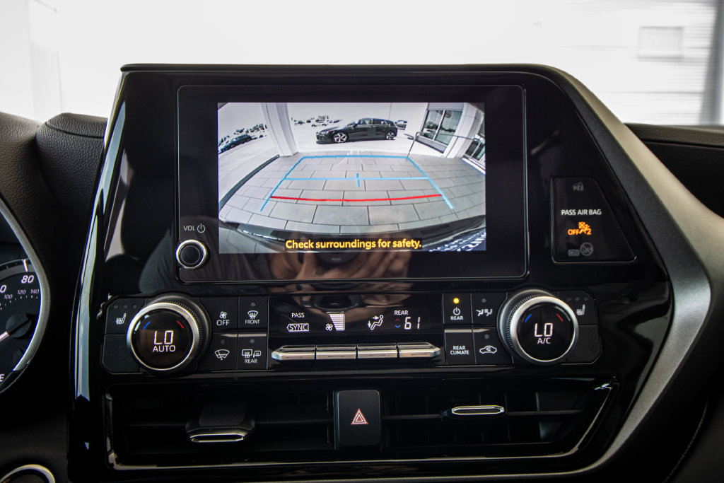 Used 2024 Toyota Highlander XLE FWD image 45