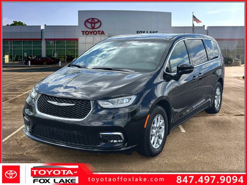 Used 2024 Chrysler Pacifica Touring FWD image 1