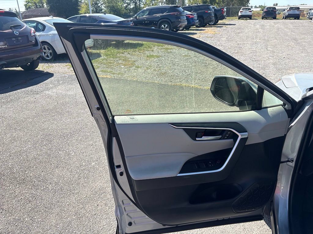 Used 2022 Toyota RAV4 XLE Premium AWD/4WD image 16