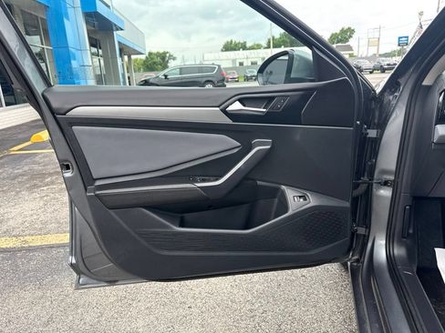 Used 2025 Volkswagen Jetta SE FWD image 11