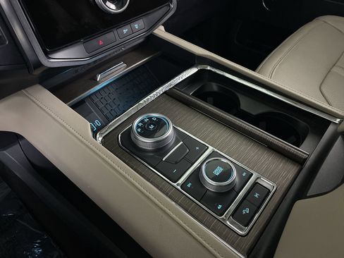Used 2022 Ford Expedition Limited image 18