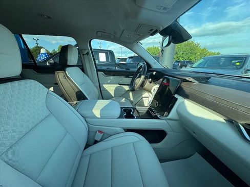 Used 2024 GMC Acadia Denali AWD/4WD image 3