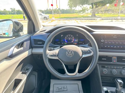 Used 2022 Volkswagen Taos SE image 16