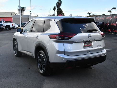 Used 2024 Nissan Rogue SV image 6