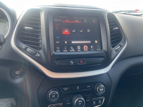 Used 2018 Jeep Cherokee Latitude Plus FWD image 18