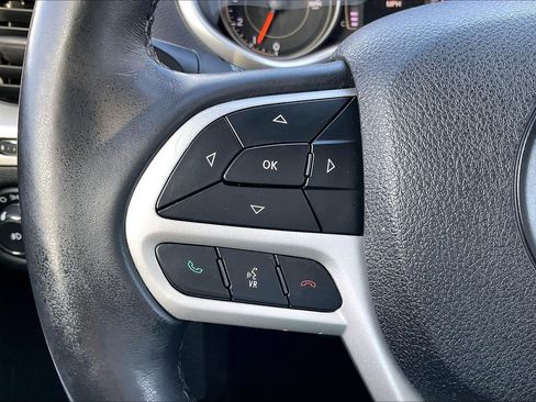 Used 2018 Jeep Cherokee Latitude Plus w/ Comfort/Convenience Group image 18