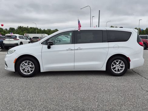 Used 2024 Chrysler Pacifica Touring-L FWD image 5