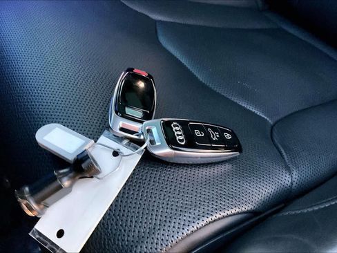 Used 2024 Audi Q8 Prestige w/ Prestige Package image 14