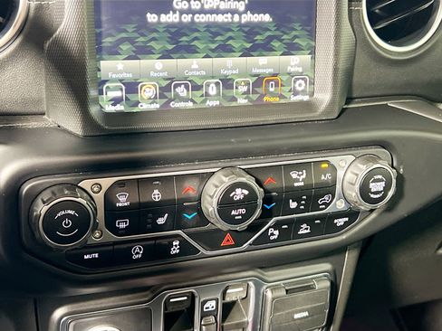 Used 2022 Jeep Wrangler Unlimited Sahara w/ Cold Weather Group AWD/4WD image 27