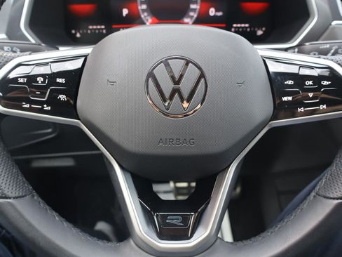 Used 2023 Volkswagen Tiguan SE R-Line image 15
