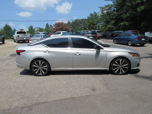 Used 2020 Nissan Altima 2.5 SR w/ Premium Package FWD image 4