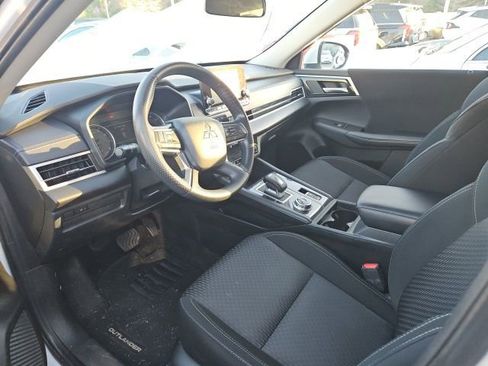 Used 2024 Mitsubishi Outlander ES image 11