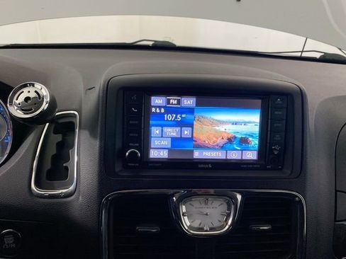 Used 2014 Chrysler Town & Country Touring w/ Driver Convenience Group image 41