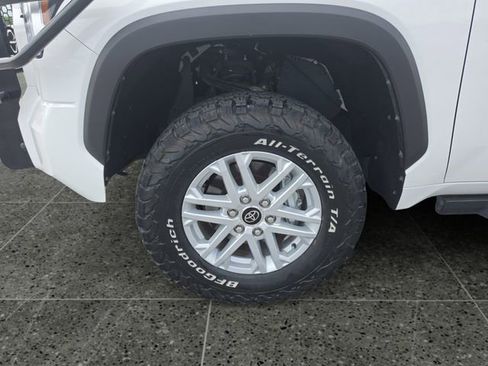 Used 2022 Toyota Tundra SR5 w/ SR5 Convenience Package AWD/4WD image 16