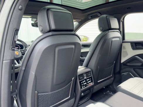 Used 2024 Porsche Cayenne Turbo image 51
