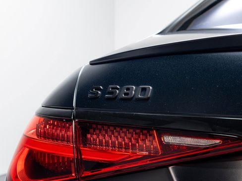 Used 2022 Mercedes-Benz S 580 4MATIC Sedan w/ AMG Line Package image 60