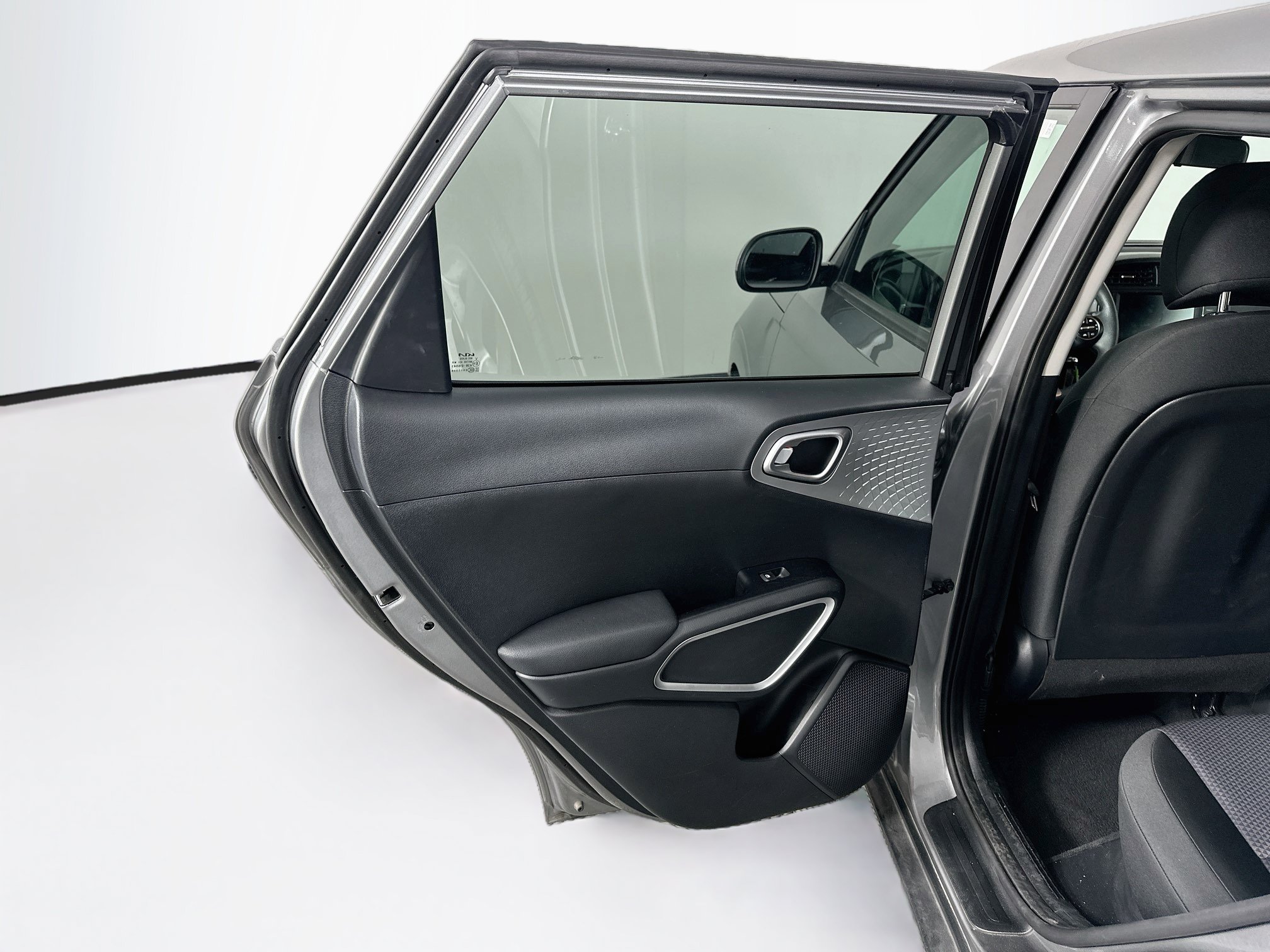 Used 2025 Kia Soul LX w/ LX Technology Package FWD image 27