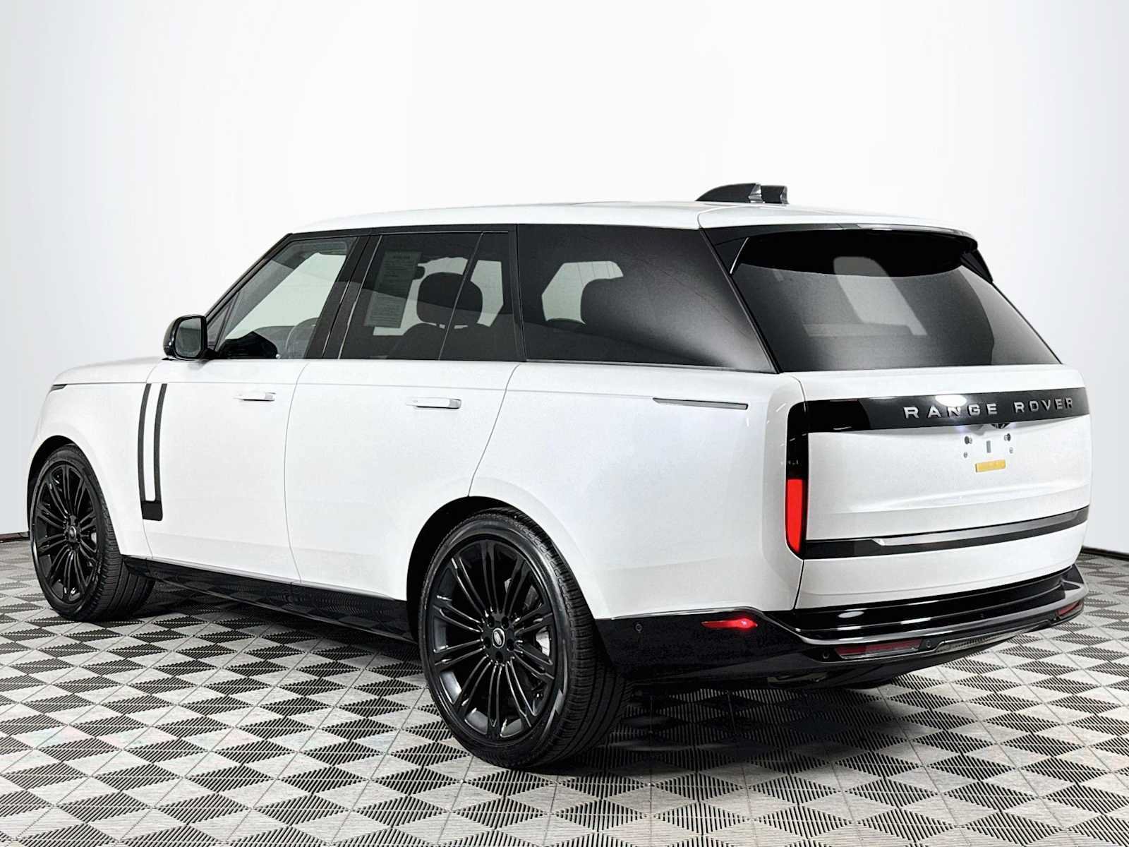 Used 2024 Land Rover Range Rover SE AWD/4WD image 7
