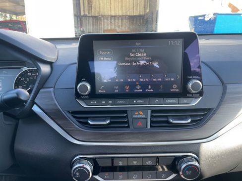 Used 2025 Nissan Altima 2.5 SV image 10