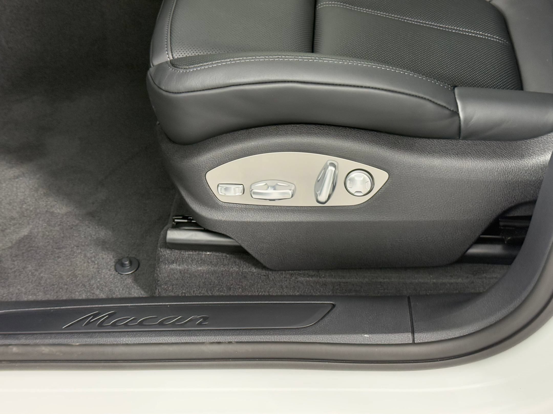 Certified 2026 Porsche Macan AWD/4WD image 15