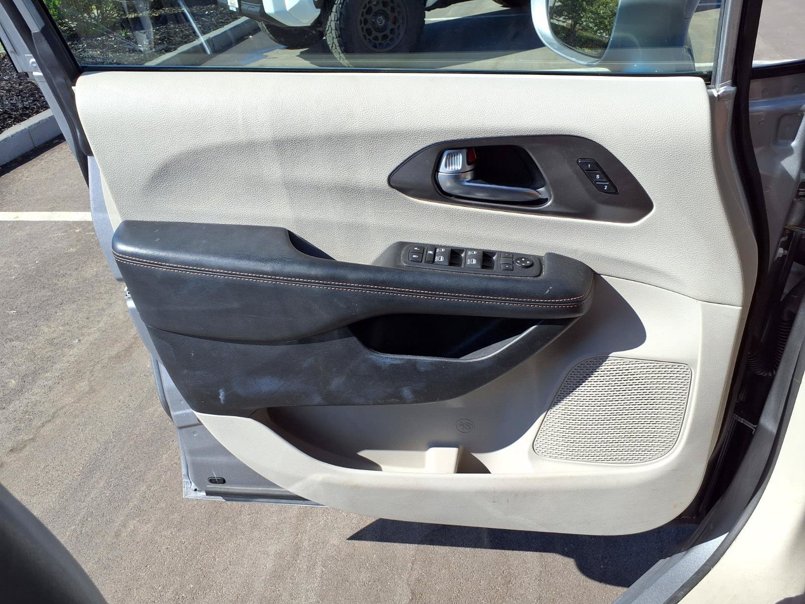 Used 2020 Chrysler Pacifica Touring-L Plus w/ Tire & Wheel Group FWD image 19