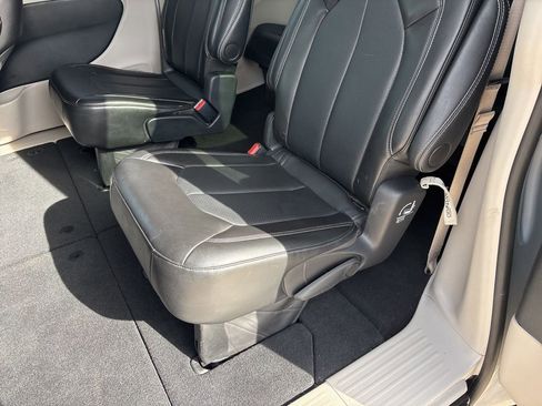 Used 2024 Chrysler Pacifica Touring-L FWD image 19