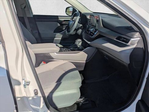 Used 2023 Toyota Highlander L image 18