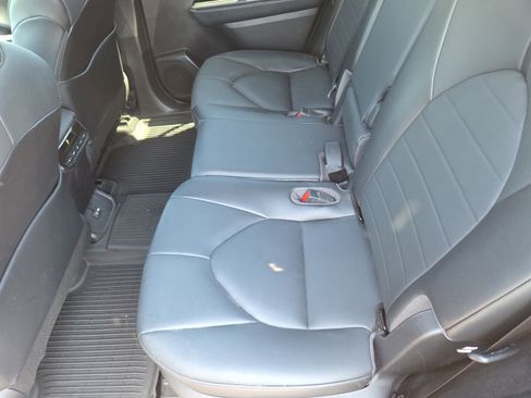 Used 2021 Toyota Highlander XLE AWD/4WD image 19