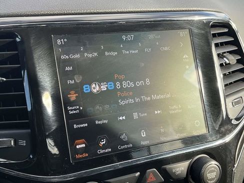 Used 2022 Jeep Grand Cherokee Limited image 31