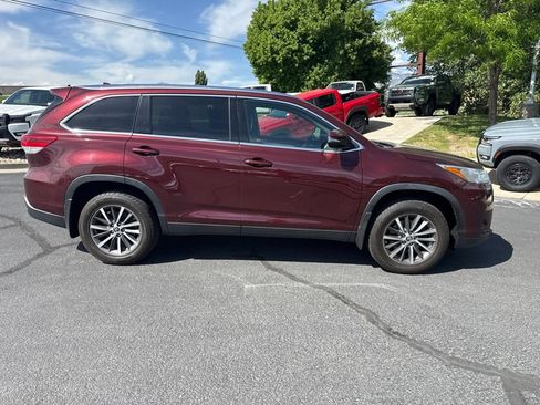 Used 2019 Toyota Highlander XLE AWD/4WD image 2