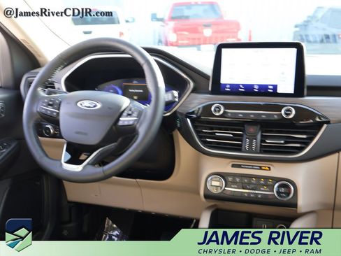 Used 2020 Ford Escape Titanium image 13