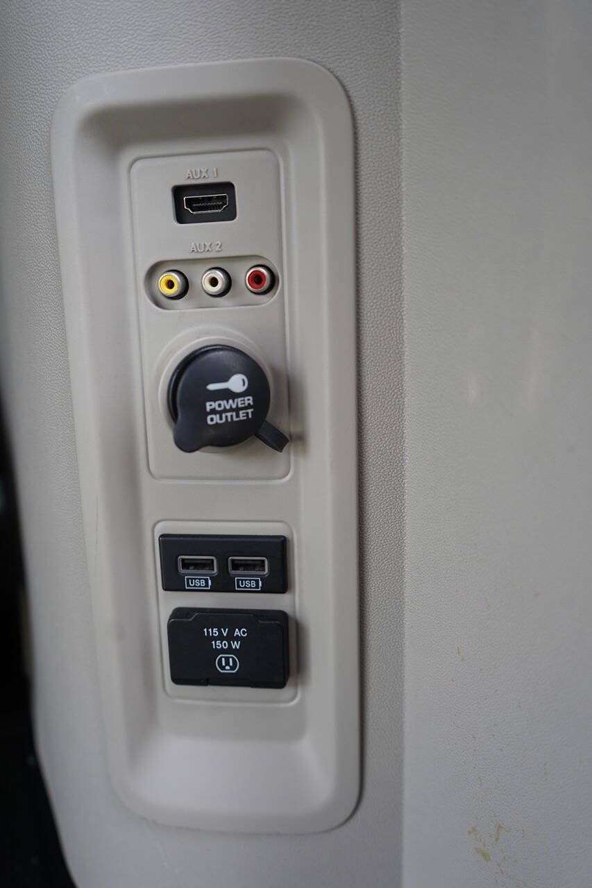 Used 2016 Chrysler Town & Country Touring w/ Driver Convenience Group FWD image 21