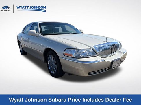 Used 2005 Lincoln Town Car Signature Limited RWD image 8