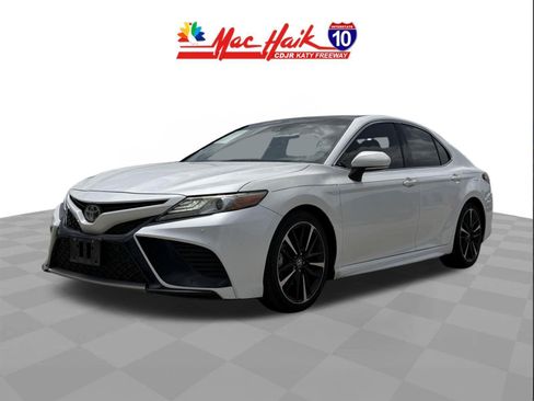 Used 2018 Toyota Camry XSE FWD image 4
