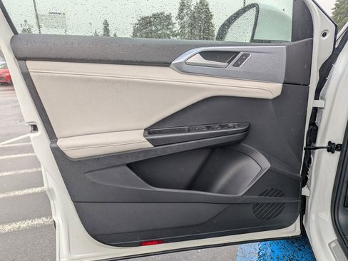 Used 2025 Volkswagen Taos SE image 10