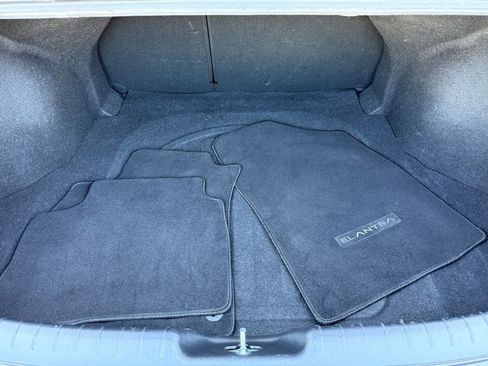 Used 2021 Hyundai Elantra Limited image 18