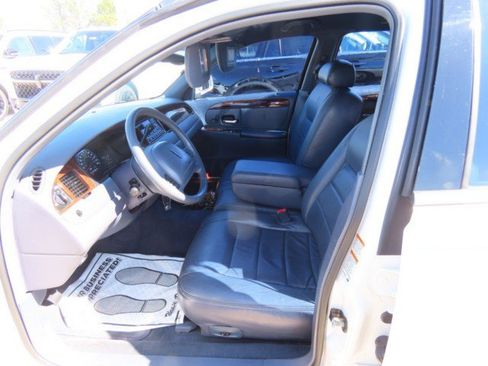 Used 2000 Lincoln Town Car Signature image 22
