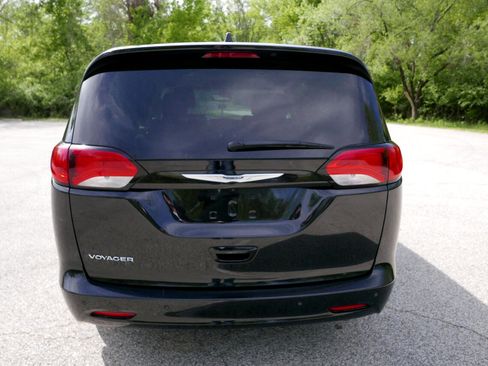 Used 2022 Chrysler Voyager LX image 7