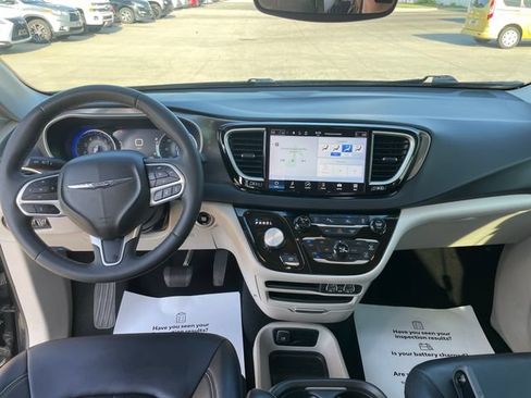 Used 2023 Chrysler Pacifica Touring-L FWD image 22