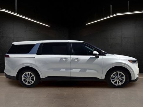 Used 2023 Kia Carnival LX FWD image 8