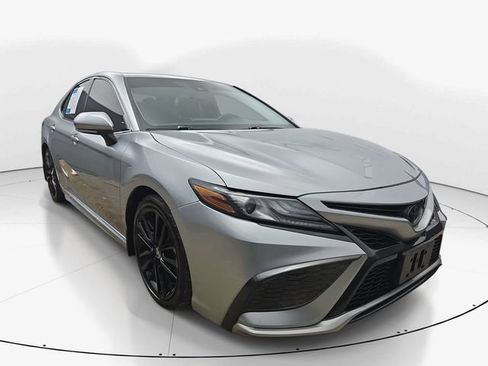 Used 2022 Toyota Camry XSE FWD image 3