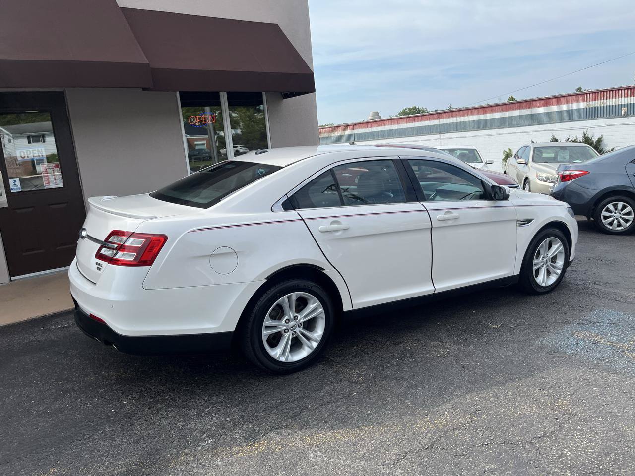 Used 2015 Ford Taurus SEL w/ Equipment Group 201A AWD/4WD image 5