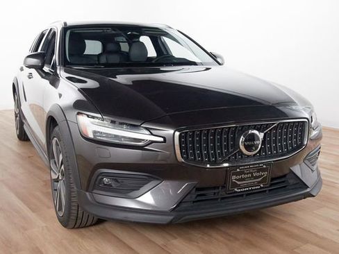Certified 2025 Volvo V60 B5 Cross Country Plus AWD/4WD image 3
