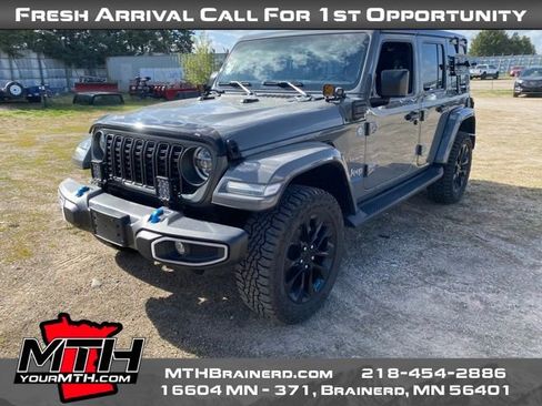 Used 2022 Jeep Wrangler Unlimited Sahara w/ Cold Weather Group AWD/4WD image 4