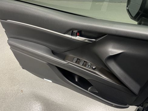 Used 2021 Toyota Camry XLE w/ Navigation Upgrade Package image 14