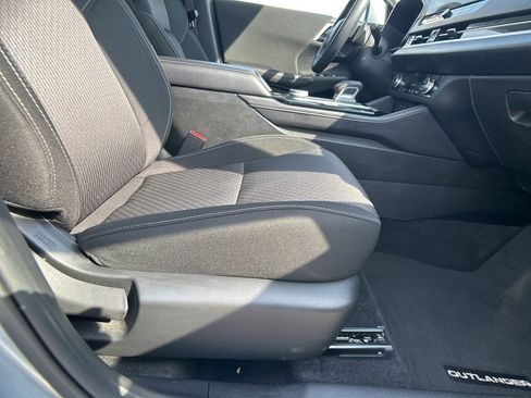 Used 2025 Mitsubishi Outlander ES image 41
